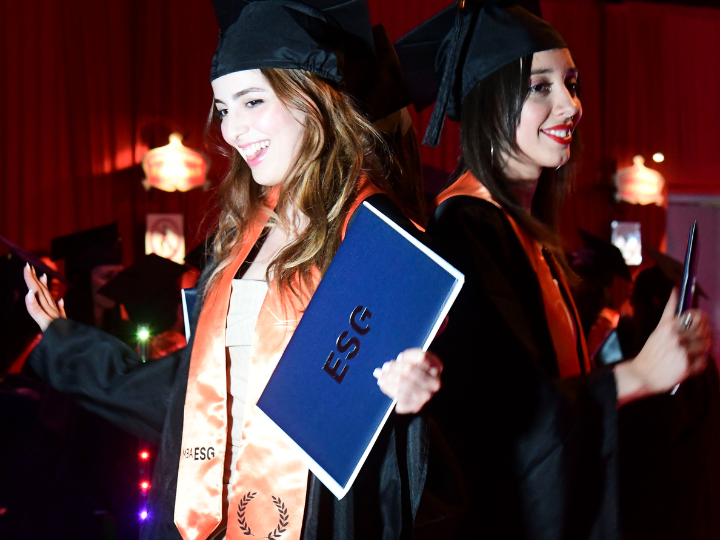 Étudiantes diplômées lors de la cérémonie MBA ESG 2023 Étudiantes diplômées lors de la cérémonie MBA ESG 2023