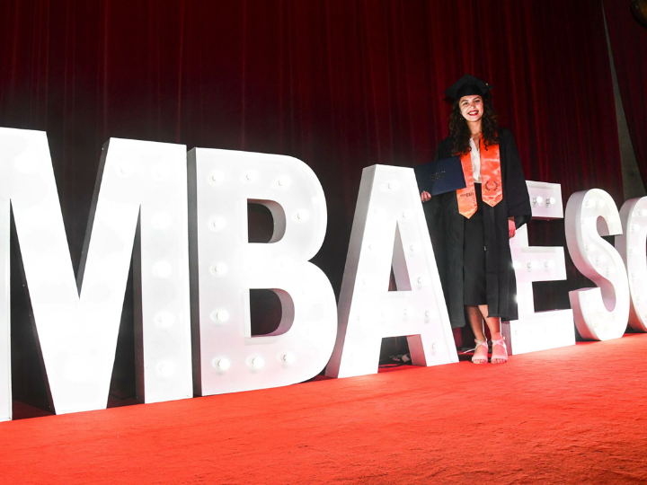 Étudiante diplômée lors de la cérémonie MBA ESG 2023 Étudiante diplômée lors de la cérémonie MBA ESG 2023