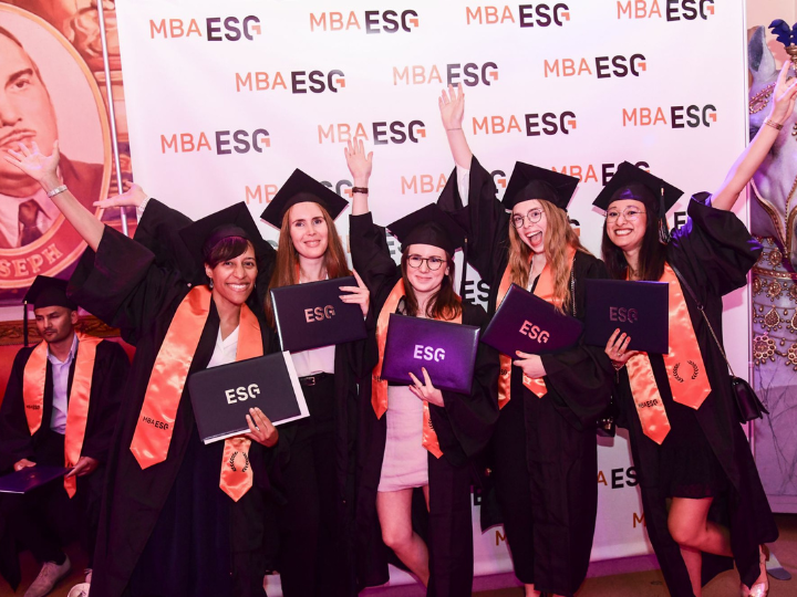 Étudiantes diplômées lors de la cérémonie MBA ESG 2023 Étudiantes diplômées lors de la cérémonie MBA ESG 2023