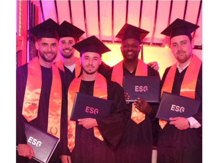 Étudiants diplômés lors de la cérémonie MBA ESG 2023 Étudiants diplômés lors de la cérémonie MBA ESG 2023