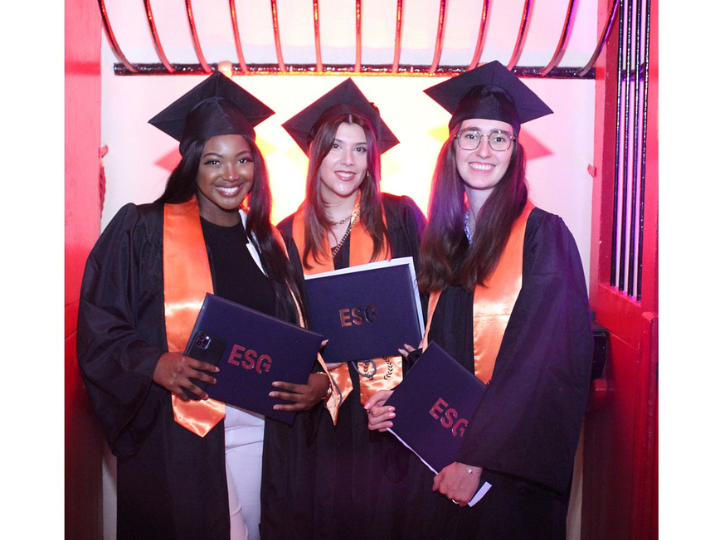 Étudiantes diplômées lors de la cérémonie MBA ESG 2023 Étudiantes diplômées lors de la cérémonie MBA ESG 2023
