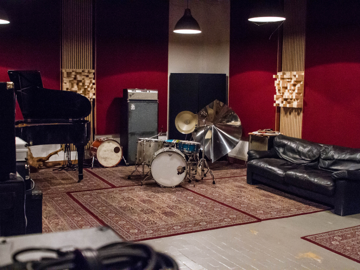 Nos étudiants en MBA Management de la production musicale visite un studio à Paris Nos étudiants en MBA Management de la production musicale visite un studio à Paris