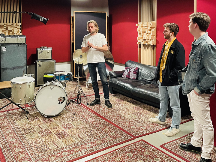 Nos étudiants en MBA Management de la production musicale visite un studio à Paris Nos étudiants en MBA Management de la production musicale visite un studio à Paris