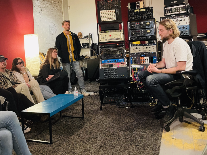 Nos étudiants en MBA Management de la production musicale visite un studio à Paris Nos étudiants en MBA Management de la production musicale visite un studio à Paris