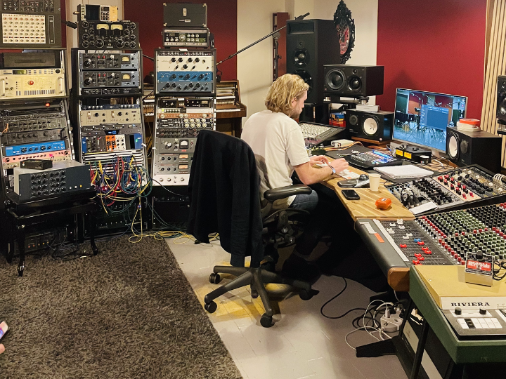 Nos étudiants en MBA Management de la production musicale visite un studio à Paris Nos étudiants en MBA Management de la production musicale visite un studio à Paris